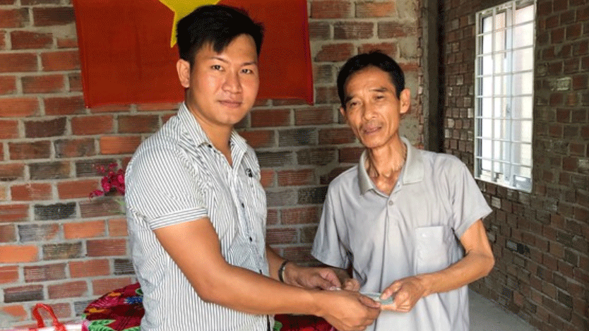 Trao tiền bạn đọc Báo SGGP hỗ trợ cho ông Dọi