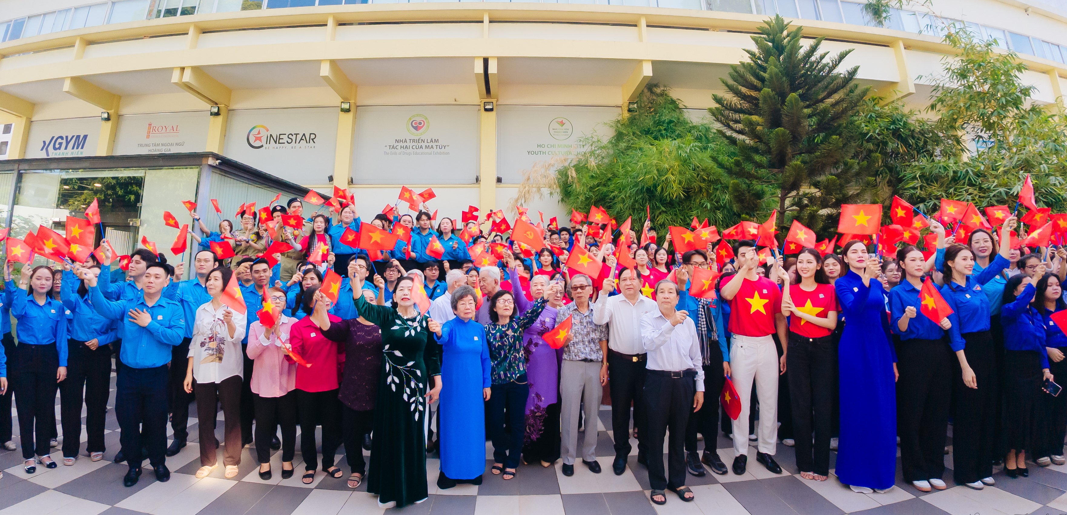 Hai thế hệ giơ cao lá Cờ Tổ quốc, hòa ca cùng nhau tại lễ chào cờ “Tôi yêu Tổ quốc tôi” ngày 24-4