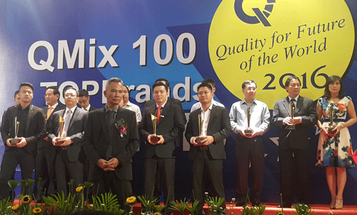Các DN nhận chứng nhận Top Brands 2016 và QMix 100 2016.