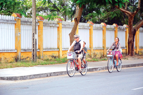 Xe đạp hiện diện trong Chùa Cầu cổ kính. Đoàn khách du lịch thích thú đạp xe bên bờ ruộng lúa xanh mướt. Du khách nước ngoài đạp xe thong dong ngắm cảnh. Những cây cầu gỗ, biểu tượng kiến trúc của đô thị cổ Hội An gần gũi, mộc mạc hơn bên những vòng quay xe đạp. Các bạn trẻ câu lạc bộ Phillips lựa chọn phương tiện xe đạp để tham quan phố cổ Hội An. Công chức Hội An đi làm bằng xe đạp. Thanh bình phố cổ. Dịch vụ cho thuê xe đạp ở Hội An.