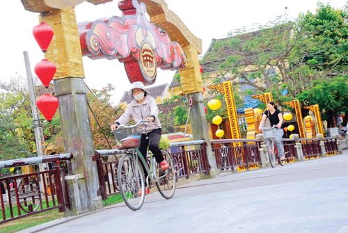 Xe đạp hiện diện trong Chùa Cầu cổ kính. Đoàn khách du lịch thích thú đạp xe bên bờ ruộng lúa xanh mướt. Du khách nước ngoài đạp xe thong dong ngắm cảnh. Những cây cầu gỗ, biểu tượng kiến trúc của đô thị cổ Hội An gần gũi, mộc mạc hơn bên những vòng quay xe đạp. Các bạn trẻ câu lạc bộ Phillips lựa chọn phương tiện xe đạp để tham quan phố cổ Hội An. Công chức Hội An đi làm bằng xe đạp. Thanh bình phố cổ. Dịch vụ cho thuê xe đạp ở Hội An.