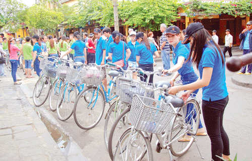 Xe đạp hiện diện trong Chùa Cầu cổ kính. Đoàn khách du lịch thích thú đạp xe bên bờ ruộng lúa xanh mướt. Du khách nước ngoài đạp xe thong dong ngắm cảnh. Những cây cầu gỗ, biểu tượng kiến trúc của đô thị cổ Hội An gần gũi, mộc mạc hơn bên những vòng quay xe đạp. Các bạn trẻ câu lạc bộ Phillips lựa chọn phương tiện xe đạp để tham quan phố cổ Hội An. Công chức Hội An đi làm bằng xe đạp. Thanh bình phố cổ. Dịch vụ cho thuê xe đạp ở Hội An.