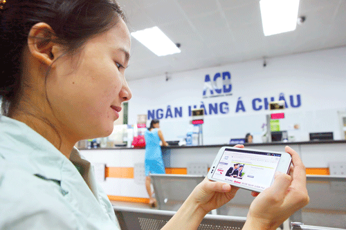 Khách hàng giao dịch trên ACB Online. Ảnh: L.THANH