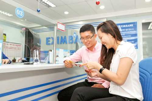 Khách hàng giao dịch tại Eximbank. Ảnh: LONG THANH