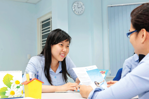 Tư vấn cho khách hàng tại Eximbank. Ảnh: LONG THANH