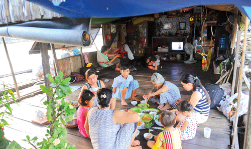 Làng bè như một thành phố nổi trên sông. Làng bè mùa nước lớn. Cá điêu hồng cùng với cá lăng, cá lóc được chủ bè La Ngà chọn nuôi nhiều nhất. Ngoài các bè nuôi cá, sông La Ngà còn là nơi sinh sống của nhiều người làm nghề chài lưới, buông chà đợi cá trên sông. Ngày cân cá cho thương lái thật nhộn nhịp. Thành quả của cả mùa cá trông vào ngày này. Bè cá quây bằng lưới sâu chừng 3-5m, rộng hẹp tùy sức nuôi của chủ. Cá được chuyển lên xe tải đưa đến các chợ đầu mối. Niềm vui của hộ dân khi gắn anten parabol xem tivi. Bữa cơm của một hộ trên bè cá. Âu lo lớn nhất của chủ bè cá là tương lai của những đứa trẻ được sinh trên bè này.