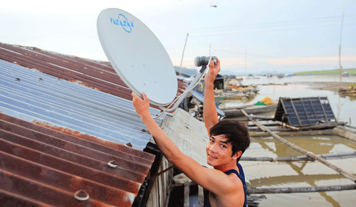 Làng bè như một thành phố nổi trên sông. Làng bè mùa nước lớn. Cá điêu hồng cùng với cá lăng, cá lóc được chủ bè La Ngà chọn nuôi nhiều nhất. Ngoài các bè nuôi cá, sông La Ngà còn là nơi sinh sống của nhiều người làm nghề chài lưới, buông chà đợi cá trên sông. Ngày cân cá cho thương lái thật nhộn nhịp. Thành quả của cả mùa cá trông vào ngày này. Bè cá quây bằng lưới sâu chừng 3-5m, rộng hẹp tùy sức nuôi của chủ. Cá được chuyển lên xe tải đưa đến các chợ đầu mối. Niềm vui của hộ dân khi gắn anten parabol xem tivi. Bữa cơm của một hộ trên bè cá. Âu lo lớn nhất của chủ bè cá là tương lai của những đứa trẻ được sinh trên bè này.