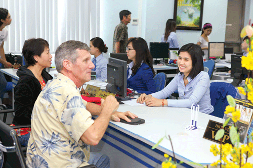 Khách hàng giao dịch tại Eximbank. Ảnh: LONG THANH