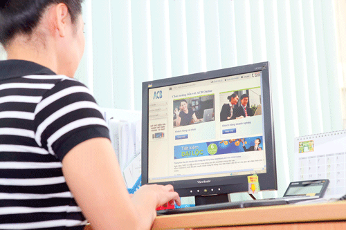 Khách hàng giao dịch trên ACB Online. Ảnh: LONG THANH