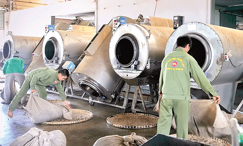 Đồi trà Bảo Lộc xanh mướt. Thu hái búp chè tươi. Nguyên liệu chế biến chè xanh Bảo Lộc. Cây trà đã tạo việc làm và thu nhập ổn định cho người dân địa phương. Chế biến trà cao cấp. Sao khô trà Oolong trong máy sao thùng quay. Thương hiệu trà Bảo Lộc được nhận nhiều giải thưởng chất lượng. Thưởng thức cách pha và hương vị trà nổi tiếng. Màu sắc đặc trưng trà Bảo Lộc.