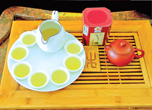 Đồi trà Bảo Lộc xanh mướt. Thu hái búp chè tươi. Nguyên liệu chế biến chè xanh Bảo Lộc. Cây trà đã tạo việc làm và thu nhập ổn định cho người dân địa phương. Chế biến trà cao cấp. Sao khô trà Oolong trong máy sao thùng quay. Thương hiệu trà Bảo Lộc được nhận nhiều giải thưởng chất lượng. Thưởng thức cách pha và hương vị trà nổi tiếng. Màu sắc đặc trưng trà Bảo Lộc.