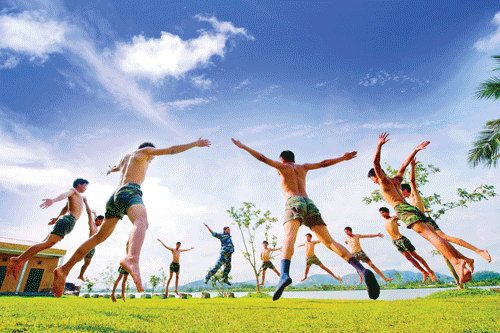 Bài tập tác chiến trên địa hình ven biển. Hàng ngày, các chiến sĩ rèn luyện những bài tập thể lực như nhào lộn, bật cao, hít đất, chạy tốc độ… Leo dây chỉ bằng hai tay, treo mình trên cao với độ dẻo dai, sức bền hiếm thấy. Các chiến sĩ bò trườn trong bài tập ém quân phục kích đối phương. Vượt rào thép gai rất nhanh gọn và dũng mãnh. Bài tập leo tường trên địa hình vô cùng hiểm trở đòi hỏi nền tảng thể lực cực tốt. Thực hiện bài tập thả trôi ngâm mình trong nước lạnh dưới 12 độ C hàng chục giờ liền. Những gương mặt tuổi đôi mươi tràn đầy sức trẻ và niềm tin. Bài tập tác chiến trên địa hình ven biển. Hàng ngày, các chiến sĩ rèn luyện những bài tập thể lực như nhào lộn, bật cao, hít đất, chạy tốc độ… Leo dây chỉ bằng hai tay, treo mình trên cao với độ dẻo dai, sức bền hiếm thấy. Các chiến sĩ bò trườn trong bài tập ém quân phục kích đối phương. Vượt rào thép gai rất nhanh gọn và dũng mãnh. Bài tập leo tường trên địa hình vô cùng hiểm trở đòi hỏi nền tảng thể lực cực tốt. Thực hiện bài tập thả trôi ngâm mình trong nước lạnh dưới 12 độ C hàng chục giờ liền. Những gương mặt tuổi đôi mươi tràn đầy sức trẻ và niềm tin.