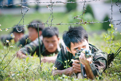 Bài tập tác chiến trên địa hình ven biển. Hàng ngày, các chiến sĩ rèn luyện những bài tập thể lực như nhào lộn, bật cao, hít đất, chạy tốc độ… Leo dây chỉ bằng hai tay, treo mình trên cao với độ dẻo dai, sức bền hiếm thấy. Các chiến sĩ bò trườn trong bài tập ém quân phục kích đối phương. Vượt rào thép gai rất nhanh gọn và dũng mãnh. Bài tập leo tường trên địa hình vô cùng hiểm trở đòi hỏi nền tảng thể lực cực tốt. Thực hiện bài tập thả trôi ngâm mình trong nước lạnh dưới 12 độ C hàng chục giờ liền. Những gương mặt tuổi đôi mươi tràn đầy sức trẻ và niềm tin. Bài tập tác chiến trên địa hình ven biển. Hàng ngày, các chiến sĩ rèn luyện những bài tập thể lực như nhào lộn, bật cao, hít đất, chạy tốc độ… Leo dây chỉ bằng hai tay, treo mình trên cao với độ dẻo dai, sức bền hiếm thấy. Các chiến sĩ bò trườn trong bài tập ém quân phục kích đối phương. Vượt rào thép gai rất nhanh gọn và dũng mãnh. Bài tập leo tường trên địa hình vô cùng hiểm trở đòi hỏi nền tảng thể lực cực tốt. Thực hiện bài tập thả trôi ngâm mình trong nước lạnh dưới 12 độ C hàng chục giờ liền. Những gương mặt tuổi đôi mươi tràn đầy sức trẻ và niềm tin.