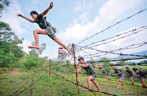Bài tập tác chiến trên địa hình ven biển. Hàng ngày, các chiến sĩ rèn luyện những bài tập thể lực như nhào lộn, bật cao, hít đất, chạy tốc độ… Leo dây chỉ bằng hai tay, treo mình trên cao với độ dẻo dai, sức bền hiếm thấy. Các chiến sĩ bò trườn trong bài tập ém quân phục kích đối phương. Vượt rào thép gai rất nhanh gọn và dũng mãnh. Bài tập leo tường trên địa hình vô cùng hiểm trở đòi hỏi nền tảng thể lực cực tốt. Thực hiện bài tập thả trôi ngâm mình trong nước lạnh dưới 12 độ C hàng chục giờ liền. Những gương mặt tuổi đôi mươi tràn đầy sức trẻ và niềm tin. Bài tập tác chiến trên địa hình ven biển. Hàng ngày, các chiến sĩ rèn luyện những bài tập thể lực như nhào lộn, bật cao, hít đất, chạy tốc độ… Leo dây chỉ bằng hai tay, treo mình trên cao với độ dẻo dai, sức bền hiếm thấy. Các chiến sĩ bò trườn trong bài tập ém quân phục kích đối phương. Vượt rào thép gai rất nhanh gọn và dũng mãnh. Bài tập leo tường trên địa hình vô cùng hiểm trở đòi hỏi nền tảng thể lực cực tốt. Thực hiện bài tập thả trôi ngâm mình trong nước lạnh dưới 12 độ C hàng chục giờ liền. Những gương mặt tuổi đôi mươi tràn đầy sức trẻ và niềm tin.