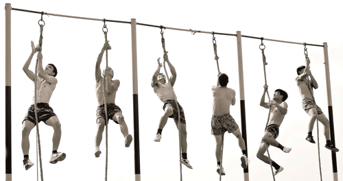 Bài tập tác chiến trên địa hình ven biển. Hàng ngày, các chiến sĩ rèn luyện những bài tập thể lực như nhào lộn, bật cao, hít đất, chạy tốc độ… Leo dây chỉ bằng hai tay, treo mình trên cao với độ dẻo dai, sức bền hiếm thấy. Các chiến sĩ bò trườn trong bài tập ém quân phục kích đối phương. Vượt rào thép gai rất nhanh gọn và dũng mãnh. Bài tập leo tường trên địa hình vô cùng hiểm trở đòi hỏi nền tảng thể lực cực tốt. Thực hiện bài tập thả trôi ngâm mình trong nước lạnh dưới 12 độ C hàng chục giờ liền. Những gương mặt tuổi đôi mươi tràn đầy sức trẻ và niềm tin. Bài tập tác chiến trên địa hình ven biển. Hàng ngày, các chiến sĩ rèn luyện những bài tập thể lực như nhào lộn, bật cao, hít đất, chạy tốc độ… Leo dây chỉ bằng hai tay, treo mình trên cao với độ dẻo dai, sức bền hiếm thấy. Các chiến sĩ bò trườn trong bài tập ém quân phục kích đối phương. Vượt rào thép gai rất nhanh gọn và dũng mãnh. Bài tập leo tường trên địa hình vô cùng hiểm trở đòi hỏi nền tảng thể lực cực tốt. Thực hiện bài tập thả trôi ngâm mình trong nước lạnh dưới 12 độ C hàng chục giờ liền. Những gương mặt tuổi đôi mươi tràn đầy sức trẻ và niềm tin.