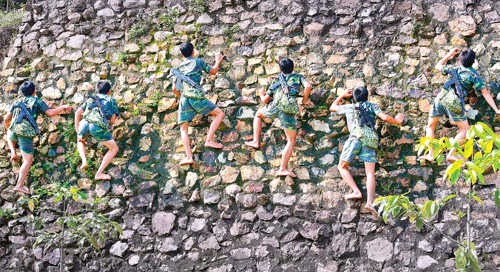 Bài tập tác chiến trên địa hình ven biển. Hàng ngày, các chiến sĩ rèn luyện những bài tập thể lực như nhào lộn, bật cao, hít đất, chạy tốc độ… Leo dây chỉ bằng hai tay, treo mình trên cao với độ dẻo dai, sức bền hiếm thấy. Các chiến sĩ bò trườn trong bài tập ém quân phục kích đối phương. Vượt rào thép gai rất nhanh gọn và dũng mãnh. Bài tập leo tường trên địa hình vô cùng hiểm trở đòi hỏi nền tảng thể lực cực tốt. Thực hiện bài tập thả trôi ngâm mình trong nước lạnh dưới 12 độ C hàng chục giờ liền. Những gương mặt tuổi đôi mươi tràn đầy sức trẻ và niềm tin. Bài tập tác chiến trên địa hình ven biển. Hàng ngày, các chiến sĩ rèn luyện những bài tập thể lực như nhào lộn, bật cao, hít đất, chạy tốc độ… Leo dây chỉ bằng hai tay, treo mình trên cao với độ dẻo dai, sức bền hiếm thấy. Các chiến sĩ bò trườn trong bài tập ém quân phục kích đối phương. Vượt rào thép gai rất nhanh gọn và dũng mãnh. Bài tập leo tường trên địa hình vô cùng hiểm trở đòi hỏi nền tảng thể lực cực tốt. Thực hiện bài tập thả trôi ngâm mình trong nước lạnh dưới 12 độ C hàng chục giờ liền. Những gương mặt tuổi đôi mươi tràn đầy sức trẻ và niềm tin.