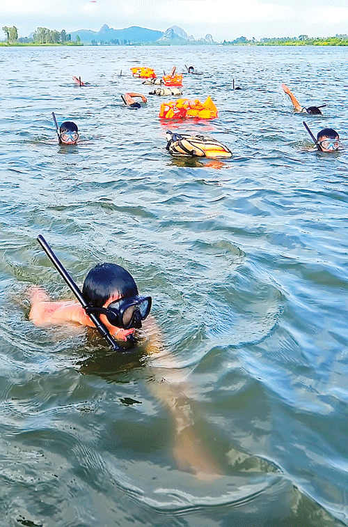 Bài tập tác chiến trên địa hình ven biển. Hàng ngày, các chiến sĩ rèn luyện những bài tập thể lực như nhào lộn, bật cao, hít đất, chạy tốc độ… Leo dây chỉ bằng hai tay, treo mình trên cao với độ dẻo dai, sức bền hiếm thấy. Các chiến sĩ bò trườn trong bài tập ém quân phục kích đối phương. Vượt rào thép gai rất nhanh gọn và dũng mãnh. Bài tập leo tường trên địa hình vô cùng hiểm trở đòi hỏi nền tảng thể lực cực tốt. Thực hiện bài tập thả trôi ngâm mình trong nước lạnh dưới 12 độ C hàng chục giờ liền. Những gương mặt tuổi đôi mươi tràn đầy sức trẻ và niềm tin. Bài tập tác chiến trên địa hình ven biển. Hàng ngày, các chiến sĩ rèn luyện những bài tập thể lực như nhào lộn, bật cao, hít đất, chạy tốc độ… Leo dây chỉ bằng hai tay, treo mình trên cao với độ dẻo dai, sức bền hiếm thấy. Các chiến sĩ bò trườn trong bài tập ém quân phục kích đối phương. Vượt rào thép gai rất nhanh gọn và dũng mãnh. Bài tập leo tường trên địa hình vô cùng hiểm trở đòi hỏi nền tảng thể lực cực tốt. Thực hiện bài tập thả trôi ngâm mình trong nước lạnh dưới 12 độ C hàng chục giờ liền. Những gương mặt tuổi đôi mươi tràn đầy sức trẻ và niềm tin.