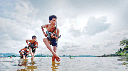 Bài tập tác chiến trên địa hình ven biển. Hàng ngày, các chiến sĩ rèn luyện những bài tập thể lực như nhào lộn, bật cao, hít đất, chạy tốc độ… Leo dây chỉ bằng hai tay, treo mình trên cao với độ dẻo dai, sức bền hiếm thấy. Các chiến sĩ bò trườn trong bài tập ém quân phục kích đối phương. Vượt rào thép gai rất nhanh gọn và dũng mãnh. Bài tập leo tường trên địa hình vô cùng hiểm trở đòi hỏi nền tảng thể lực cực tốt. Thực hiện bài tập thả trôi ngâm mình trong nước lạnh dưới 12 độ C hàng chục giờ liền. Những gương mặt tuổi đôi mươi tràn đầy sức trẻ và niềm tin.