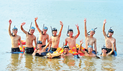 Bài tập tác chiến trên địa hình ven biển. Hàng ngày, các chiến sĩ rèn luyện những bài tập thể lực như nhào lộn, bật cao, hít đất, chạy tốc độ… Leo dây chỉ bằng hai tay, treo mình trên cao với độ dẻo dai, sức bền hiếm thấy. Các chiến sĩ bò trườn trong bài tập ém quân phục kích đối phương. Vượt rào thép gai rất nhanh gọn và dũng mãnh. Bài tập leo tường trên địa hình vô cùng hiểm trở đòi hỏi nền tảng thể lực cực tốt. Thực hiện bài tập thả trôi ngâm mình trong nước lạnh dưới 12 độ C hàng chục giờ liền. Những gương mặt tuổi đôi mươi tràn đầy sức trẻ và niềm tin. Bài tập tác chiến trên địa hình ven biển. Hàng ngày, các chiến sĩ rèn luyện những bài tập thể lực như nhào lộn, bật cao, hít đất, chạy tốc độ… Leo dây chỉ bằng hai tay, treo mình trên cao với độ dẻo dai, sức bền hiếm thấy. Các chiến sĩ bò trườn trong bài tập ém quân phục kích đối phương. Vượt rào thép gai rất nhanh gọn và dũng mãnh. Bài tập leo tường trên địa hình vô cùng hiểm trở đòi hỏi nền tảng thể lực cực tốt. Thực hiện bài tập thả trôi ngâm mình trong nước lạnh dưới 12 độ C hàng chục giờ liền. Những gương mặt tuổi đôi mươi tràn đầy sức trẻ và niềm tin.