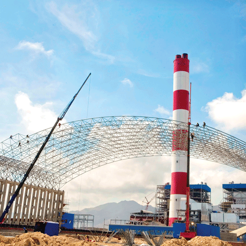 Kiểm tra ống phân ly than. Các kỹ sư EVN điều hành phòng điều khiển trung tâm. Công nhân lắp ráp tuabin tổ máy số 2. Thi công ống phân ly than. Kiểm tra vận hành khu trục bốc dỡ than. Mái che khu tập kết than. Lắp ráp máy nghiền than. Nhà máy Nhiệt điện Vĩnh Tân 2 với hệ thống máy móc hiện đại. Công nhân vào ca buổi sớm.