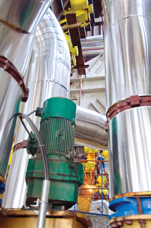 Kiểm tra ống phân ly than. Các kỹ sư EVN điều hành phòng điều khiển trung tâm. Công nhân lắp ráp tuabin tổ máy số 2. Thi công ống phân ly than. Kiểm tra vận hành khu trục bốc dỡ than. Mái che khu tập kết than. Lắp ráp máy nghiền than. Nhà máy Nhiệt điện Vĩnh Tân 2 với hệ thống máy móc hiện đại. Công nhân vào ca buổi sớm.