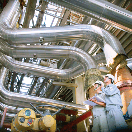 Kiểm tra ống phân ly than. Các kỹ sư EVN điều hành phòng điều khiển trung tâm. Công nhân lắp ráp tuabin tổ máy số 2. Thi công ống phân ly than. Kiểm tra vận hành khu trục bốc dỡ than. Mái che khu tập kết than. Lắp ráp máy nghiền than. Nhà máy Nhiệt điện Vĩnh Tân 2 với hệ thống máy móc hiện đại. Công nhân vào ca buổi sớm.