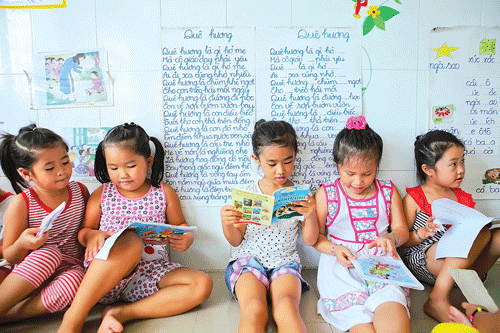 Giờ sinh hoạt của các bé tại sảnh trong trường. Các bé tập làm bác sĩ khám chữa bệnh. Bé tập làm bếp. Giờ học vẽ. Giờ học bơi. Giờ ăn của bé. Các bé đọc truyện tranh sau giờ ngủ trưa. Hội trường sân khấu. Sân trường.