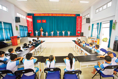 Giờ sinh hoạt của các bé tại sảnh trong trường. Các bé tập làm bác sĩ khám chữa bệnh. Bé tập làm bếp. Giờ học vẽ. Giờ học bơi. Giờ ăn của bé. Các bé đọc truyện tranh sau giờ ngủ trưa. Hội trường sân khấu. Sân trường.