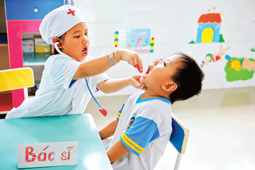 Giờ sinh hoạt của các bé tại sảnh trong trường. Các bé tập làm bác sĩ khám chữa bệnh. Bé tập làm bếp. Giờ học vẽ. Giờ học bơi. Giờ ăn của bé. Các bé đọc truyện tranh sau giờ ngủ trưa. Hội trường sân khấu. Sân trường.