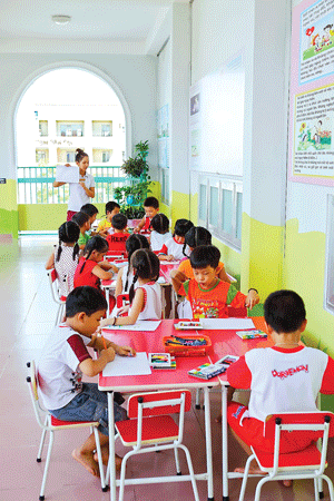 Giờ sinh hoạt của các bé tại sảnh trong trường. Các bé tập làm bác sĩ khám chữa bệnh. Bé tập làm bếp. Giờ học vẽ. Giờ học bơi. Giờ ăn của bé. Các bé đọc truyện tranh sau giờ ngủ trưa. Hội trường sân khấu. Sân trường.