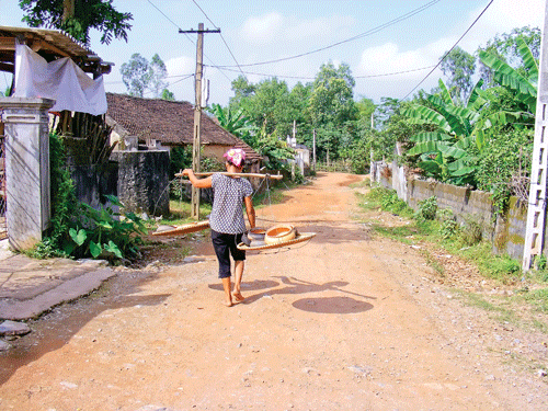 Đưa nồi đất bằng xe thồ đi đến các huyện, thị trong và ngoài tỉnh để bán. Làng nghề nồi đất Trù Sơn quê em. Lâu lâu mới có người mua nồi đất. Phút nghỉ ngơi hiếm hoi bên đường. Đường vào làng nồi đất Trù Sơn.