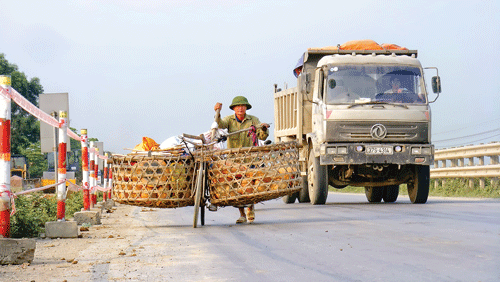 Đưa nồi đất bằng xe thồ đi đến các huyện, thị trong và ngoài tỉnh để bán. Làng nghề nồi đất Trù Sơn quê em. Lâu lâu mới có người mua nồi đất. Phút nghỉ ngơi hiếm hoi bên đường. Đường vào làng nồi đất Trù Sơn.