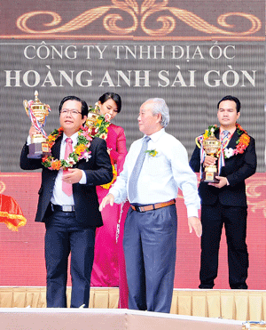 Ông Đoàn Chí Thanh, Tổng Giám đốc Hoàng Anh Sài Gòn (trái), đón nhận " Cúp vàng Chất lượng sản phẩm" từ Ban tổ chức.
