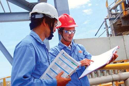 Các kỹ sư trẻ Việt Nam kiểm tra quá trình bảo dưỡng Nhà máy Lọc dầu Dung Quất. Các kỹ sư trẻ Việt Nam kiểm tra quá trình bảo dưỡng Nhà máy Lọc dầu Dung Quất.