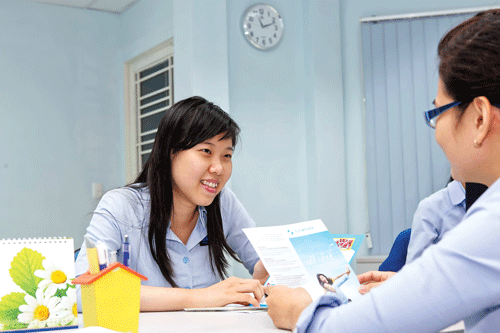 Khách hàng giao dịch tại Eximbank. Ảnh: LONG THANH