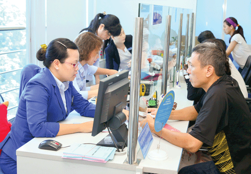 Khách hàng giao dịch tại Eximbank. Ảnh: LONG THANH