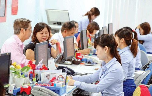 Khách hàng giao dịch tại Eximbank. Ảnh: LONG THANH