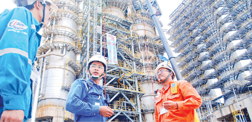 Ngày 25-11-2005, Nhà máy Lọc dầu Dung Quất được Thủ tướng Nguyễn Tấn Dũng nhấn nút khởi công xây dựng. Chủ tịch HĐTV hướng dẫn Chủ tịch nước Trương Tấn Sang thăm nhà máy. Bảo dưỡng lần 2 phân xưởng thu hồi lưu huỳnh. Toàn cảnh Nhà máy Lọc dầu Dung Quất. Tổng giám đốc Đinh Văn Ngọc (phải) trực tiếp xuống kiểm tra, chỉ đạo các hoạt động của nhà máy. Các kỹ sư Việt Nam vận hành quy trình sản xuất . Đúng 21 giờ 10 phút ngày 22-2-2009, dòng sản phẩm xăng dầu thương mại mang thương hiệu "Made in Vietnam" đã chính thức được đưa ra thị trường. Chuyên gia nước ngoài tại Nhà máy Lọc dầu Dung Quất.