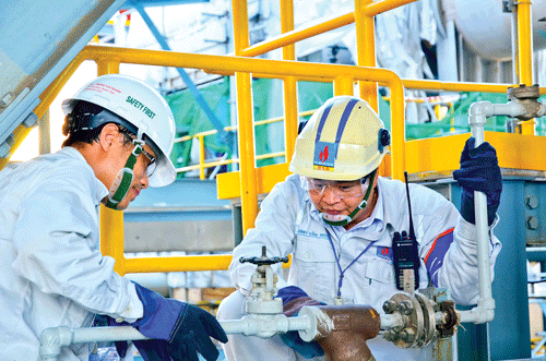 Ngày 25-11-2005, Nhà máy Lọc dầu Dung Quất được Thủ tướng Nguyễn Tấn Dũng nhấn nút khởi công xây dựng. Chủ tịch HĐTV hướng dẫn Chủ tịch nước Trương Tấn Sang thăm nhà máy. Bảo dưỡng lần 2 phân xưởng thu hồi lưu huỳnh. Toàn cảnh Nhà máy Lọc dầu Dung Quất. Tổng giám đốc Đinh Văn Ngọc (phải) trực tiếp xuống kiểm tra, chỉ đạo các hoạt động của nhà máy. Các kỹ sư Việt Nam vận hành quy trình sản xuất . Đúng 21 giờ 10 phút ngày 22-2-2009, dòng sản phẩm xăng dầu thương mại mang thương hiệu "Made in Vietnam" đã chính thức được đưa ra thị trường. Chuyên gia nước ngoài tại Nhà máy Lọc dầu Dung Quất.