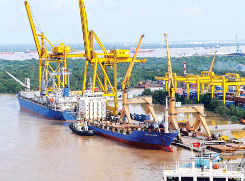 Lãnh đạo Chính phủ, Thành ủy và UBND TPHCM nhấn nút khánh thành luồng Soài Rạp giai đoạn 2. Các tàu trọng tải 30.000-50.000DWT dễ dàng ra vào các cảng TPHCM qua luồng Soài Rạp. Tàu container bốc dỡ hàng tại Cảng Lotus. Tàu hút bùn hiện đại Unilenspiegsl nạo vét luồng Soài Rạp. Lễ đón chào tàu container Northern Genius trên 54.000DWT lần đầu tiên vào Cảng SPCT qua luồng Soài Rạp. Nhiều nhà máy được xây dựng bên luồng Soài Rạp. Cảng Tân cảng Hiệp Phước đang được xây dựng bên luồng Soài Rạp. Tàu container trọng 43.000DWT cập Cảng SPCT. Thông luồng Soài Rạp tạo động lực cho TPHCM hình thành các trung tâm logistics.