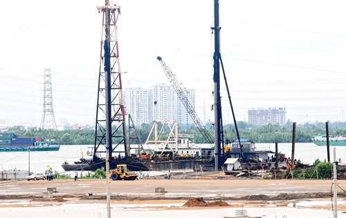 Lãnh đạo Chính phủ, Thành ủy và UBND TPHCM nhấn nút khánh thành luồng Soài Rạp giai đoạn 2. Các tàu trọng tải 30.000-50.000DWT dễ dàng ra vào các cảng TPHCM qua luồng Soài Rạp. Tàu container bốc dỡ hàng tại Cảng Lotus. Tàu hút bùn hiện đại Unilenspiegsl nạo vét luồng Soài Rạp. Lễ đón chào tàu container Northern Genius trên 54.000DWT lần đầu tiên vào Cảng SPCT qua luồng Soài Rạp. Nhiều nhà máy được xây dựng bên luồng Soài Rạp. Cảng Tân cảng Hiệp Phước đang được xây dựng bên luồng Soài Rạp. Tàu container trọng 43.000DWT cập Cảng SPCT. Thông luồng Soài Rạp tạo động lực cho TPHCM hình thành các trung tâm logistics.