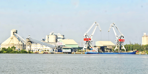 Lãnh đạo Chính phủ, Thành ủy và UBND TPHCM nhấn nút khánh thành luồng Soài Rạp giai đoạn 2. Các tàu trọng tải 30.000-50.000DWT dễ dàng ra vào các cảng TPHCM qua luồng Soài Rạp. Tàu container bốc dỡ hàng tại Cảng Lotus. Tàu hút bùn hiện đại Unilenspiegsl nạo vét luồng Soài Rạp. Lễ đón chào tàu container Northern Genius trên 54.000DWT lần đầu tiên vào Cảng SPCT qua luồng Soài Rạp. Nhiều nhà máy được xây dựng bên luồng Soài Rạp. Cảng Tân cảng Hiệp Phước đang được xây dựng bên luồng Soài Rạp. Tàu container trọng 43.000DWT cập Cảng SPCT. Thông luồng Soài Rạp tạo động lực cho TPHCM hình thành các trung tâm logistics.