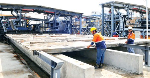 Phó Thủ tướng Hoàng Trung Hải kiểm tra tiến độ thi công cầu cạn VD7 đoạn qua phường An Phú, quận 2. Trụ móng cầu trên cao chạy dọc Xa lộ Hà Nội. Lắp lõi thép đúc trụ bê tông cầu qua rạch Văn Thánh. Thi công móng cầu metro đoạn vượt sông Sài Gòn. Đúc dầm phục vụ thi công công trình. Khoan cột nhồi trụ móng metro đoạn trên cao. Thi công nhà ga trung tâm trước Nhà hát TP. Thi công trụ metro đoạn trên cao qua quận Thủ Đức.