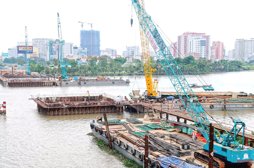 Phó Thủ tướng Hoàng Trung Hải kiểm tra tiến độ thi công cầu cạn VD7 đoạn qua phường An Phú, quận 2. Trụ móng cầu trên cao chạy dọc Xa lộ Hà Nội. Lắp lõi thép đúc trụ bê tông cầu qua rạch Văn Thánh. Thi công móng cầu metro đoạn vượt sông Sài Gòn. Đúc dầm phục vụ thi công công trình. Khoan cột nhồi trụ móng metro đoạn trên cao. Thi công nhà ga trung tâm trước Nhà hát TP. Thi công trụ metro đoạn trên cao qua quận Thủ Đức.