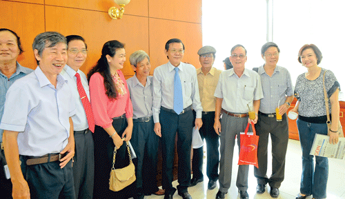 TBT báo SGGP Nguyễn Tấn Phong (giữa) gặp gỡ các đại biểu tại lễ phát động.