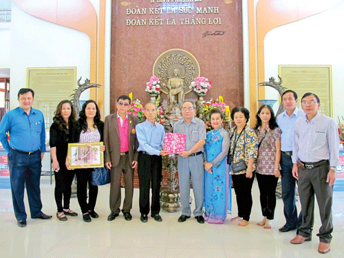 Bàn thờ Bác Hồ tại nhà dân đón du khách, Việt kiều đến bái vọng. Đoàn nhà báo Việt Nam và Thái Lan cùng bà con Việt kiều tại Nhà lưu niệm Chủ tịch Hồ Chí Minh ở tỉnh Udon. Nhà ở, nơi Bác Hồ hoạt động tại Nakhon Phanom. Du khách tìm hiểu nơi sinh sống, làm việc của Bác Hồ tại bản Na Chooc. Hiện vật trưng bày tại Nhà lưu niệm Chủ tịch Hồ Chí Minh. Phục dựng khu nhà ở của Việt kiều, nơi hoạt động của Bác Hồ tại Thái Lan. Cây khế tương truyền do Bác Hồ trồng tại Bản Mạy.