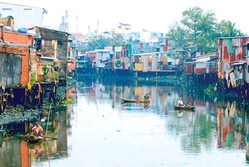 Dòng kênh xanh nhìn từ Cầu Kiệu quận 3 (năm 2013). Nhà ven kênh khu Bùi Hữu Nghĩa, quận Bình Thạnh (năm 2004). Thi công cải tạo dòng kênh tại Miếu Nổi, quận Phú Nhuận (năm 2009). Thi công nạo vét bùn dưới dòng kênh (năm 2004). Dòng kênh dần hồi sinh (năm 2010). Người dân TPHCM tận hưởng môi trường xanh bên dòng kênh vào những buổi sáng (năm 2013). Các đoàn viên thanh niên quận 1 trong ngày chủ nhật xanh. Nhân viên môi trường ngược xuôi gom rác trên dòng kênh.
