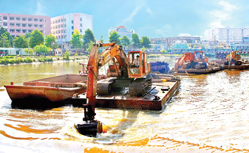 Dòng kênh xanh nhìn từ Cầu Kiệu quận 3 (năm 2013). Nhà ven kênh khu Bùi Hữu Nghĩa, quận Bình Thạnh (năm 2004). Thi công cải tạo dòng kênh tại Miếu Nổi, quận Phú Nhuận (năm 2009). Thi công nạo vét bùn dưới dòng kênh (năm 2004). Dòng kênh dần hồi sinh (năm 2010). Người dân TPHCM tận hưởng môi trường xanh bên dòng kênh vào những buổi sáng (năm 2013). Các đoàn viên thanh niên quận 1 trong ngày chủ nhật xanh. Nhân viên môi trường ngược xuôi gom rác trên dòng kênh.