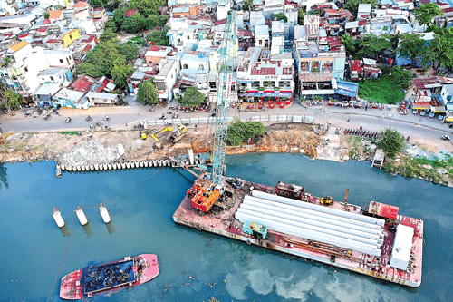 Dòng kênh xanh nhìn từ Cầu Kiệu quận 3 (năm 2013). Nhà ven kênh khu Bùi Hữu Nghĩa, quận Bình Thạnh (năm 2004). Thi công cải tạo dòng kênh tại Miếu Nổi, quận Phú Nhuận (năm 2009). Thi công nạo vét bùn dưới dòng kênh (năm 2004). Dòng kênh dần hồi sinh (năm 2010). Người dân TPHCM tận hưởng môi trường xanh bên dòng kênh vào những buổi sáng (năm 2013). Các đoàn viên thanh niên quận 1 trong ngày chủ nhật xanh. Nhân viên môi trường ngược xuôi gom rác trên dòng kênh.