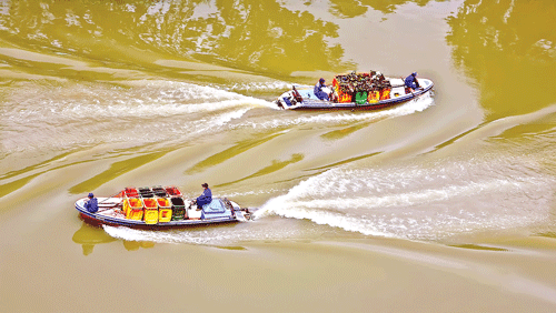 Dòng kênh xanh nhìn từ Cầu Kiệu quận 3 (năm 2013). Nhà ven kênh khu Bùi Hữu Nghĩa, quận Bình Thạnh (năm 2004). Thi công cải tạo dòng kênh tại Miếu Nổi, quận Phú Nhuận (năm 2009). Thi công nạo vét bùn dưới dòng kênh (năm 2004). Dòng kênh dần hồi sinh (năm 2010). Người dân TPHCM tận hưởng môi trường xanh bên dòng kênh vào những buổi sáng (năm 2013). Các đoàn viên thanh niên quận 1 trong ngày chủ nhật xanh. Nhân viên môi trường ngược xuôi gom rác trên dòng kênh.